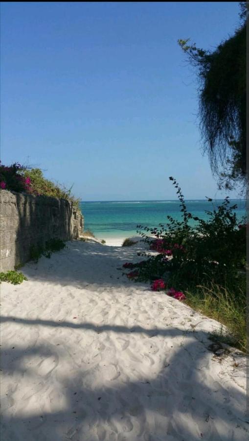 Beach Front Studio Apartment Nyali Beach Exterior photo